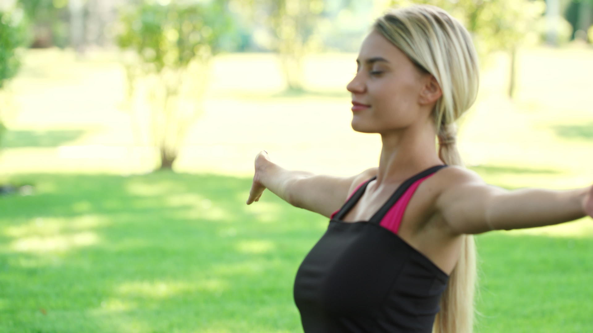 微笑的女人在夏天的公园里做瑜伽锻炼视频的预览图