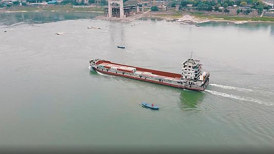 长江航道中行驶的货船航拍4K视频的预览图