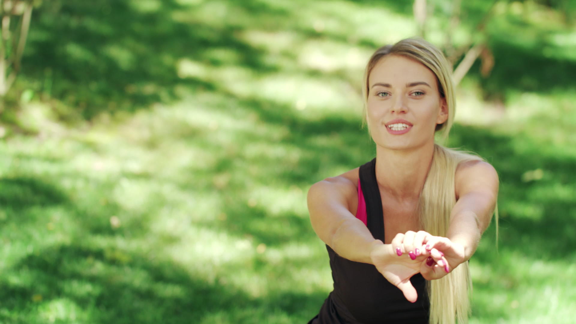 在城市公园训练微笑的女性蹲下运动视频的预览图