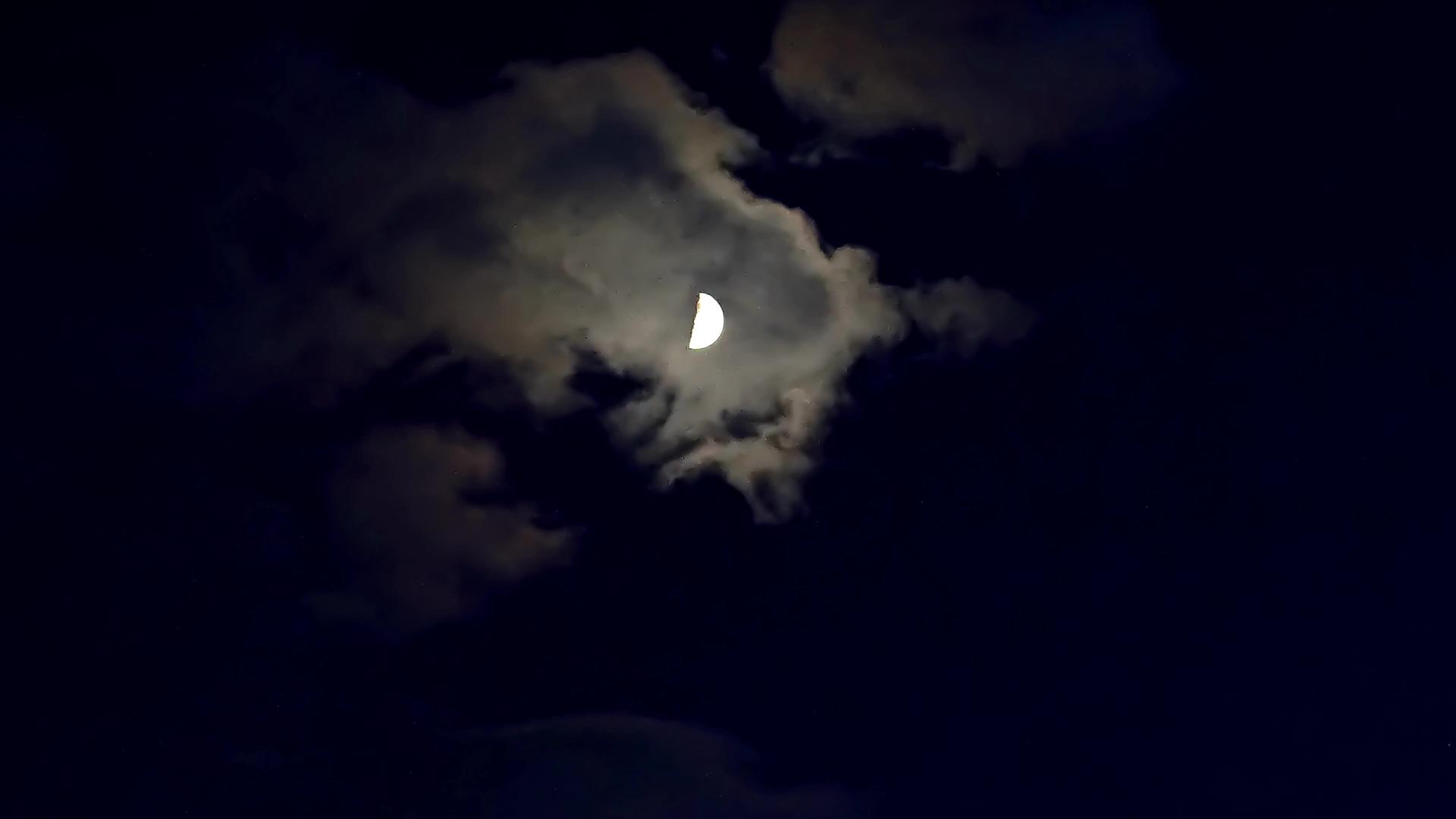 在暴风雨前月光照耀着乌云视频的预览图