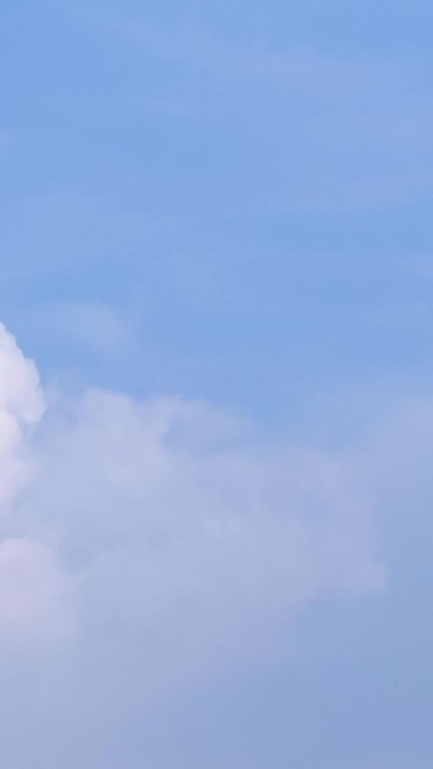 夏日蓝天白云云朵流淌视频的预览图