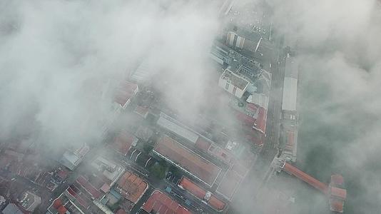 雾蒙蒙的清晨城市景观视频的预览图