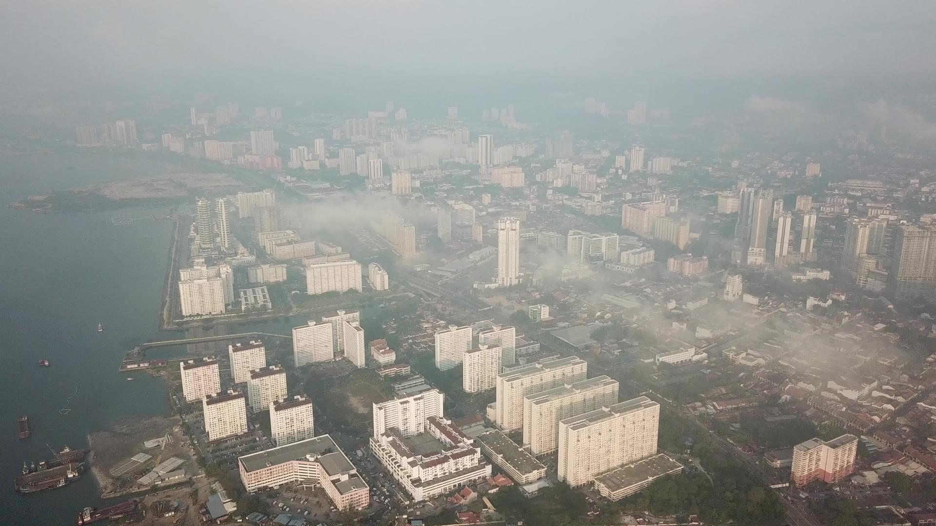 清晨迷雾航拍城市视频的预览图