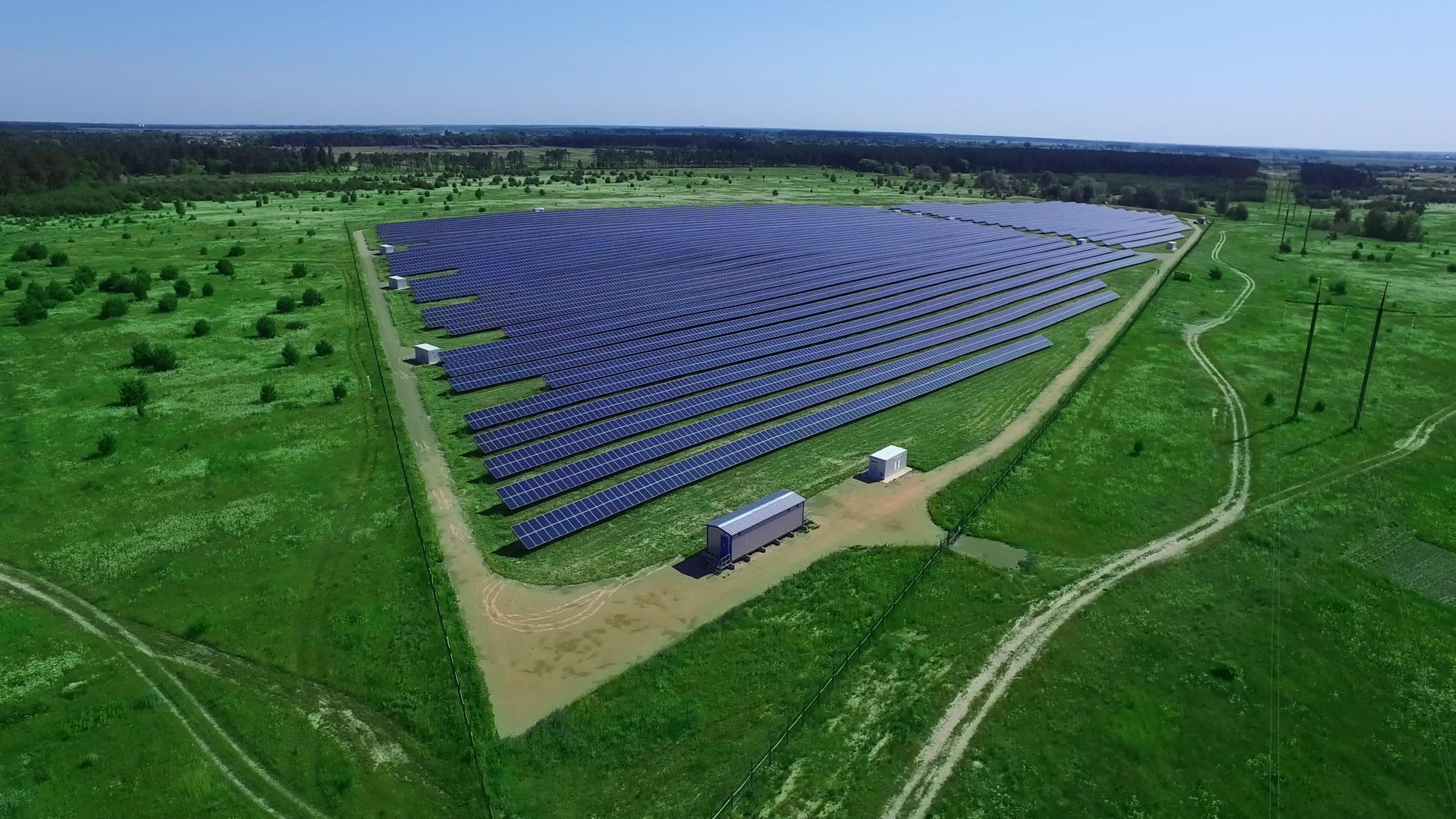 太阳能电池源农场的农村地貌视频的预览图