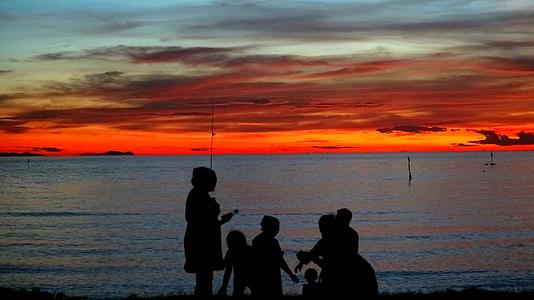 一家人在海边拍日落照视频的预览图