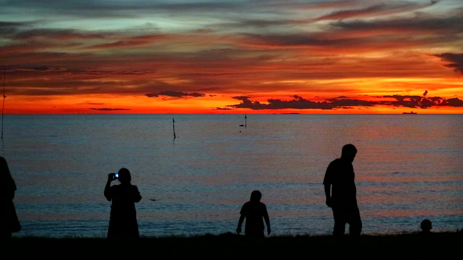 海边的人拍日落视频的预览图