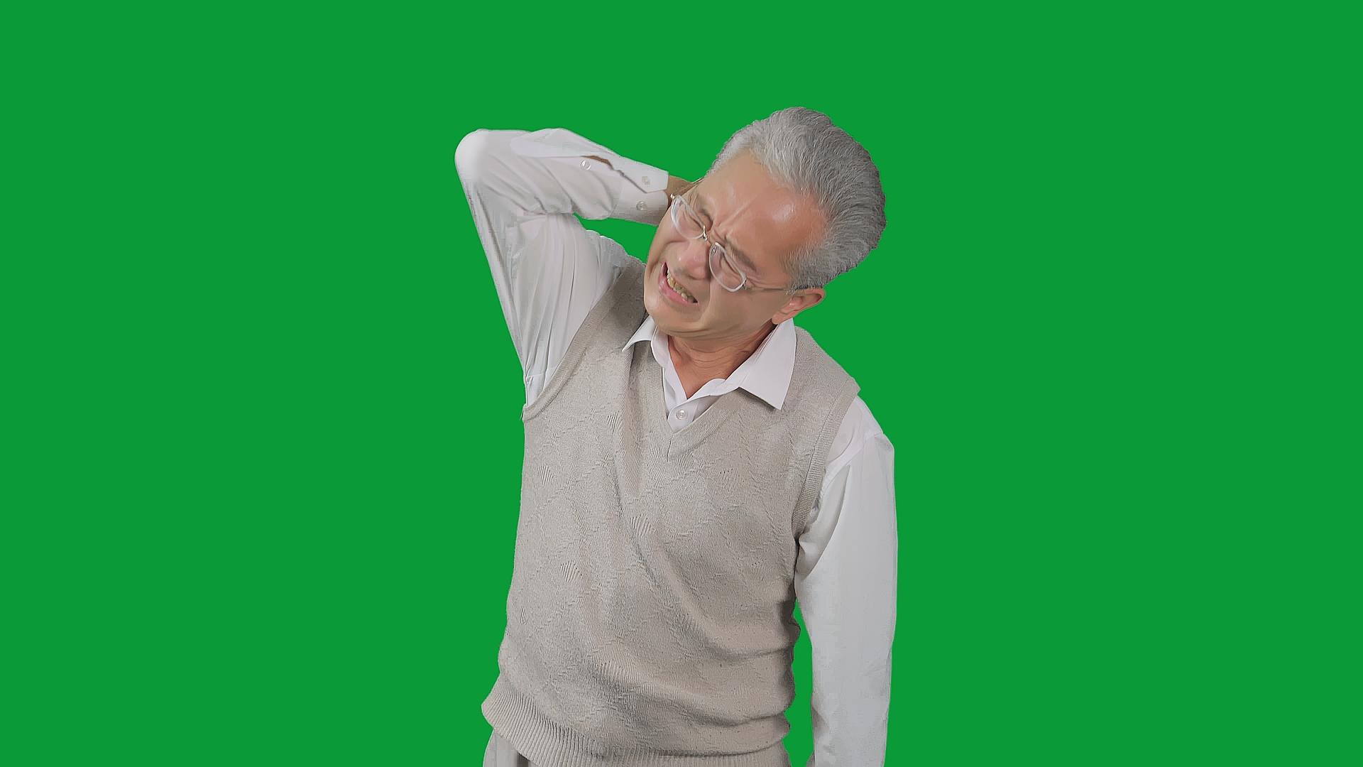 4K绿幕老年男性脖颈疼痛视频的预览图