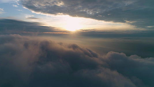 日出时在灰色的黑云上向前飞行视频的预览图