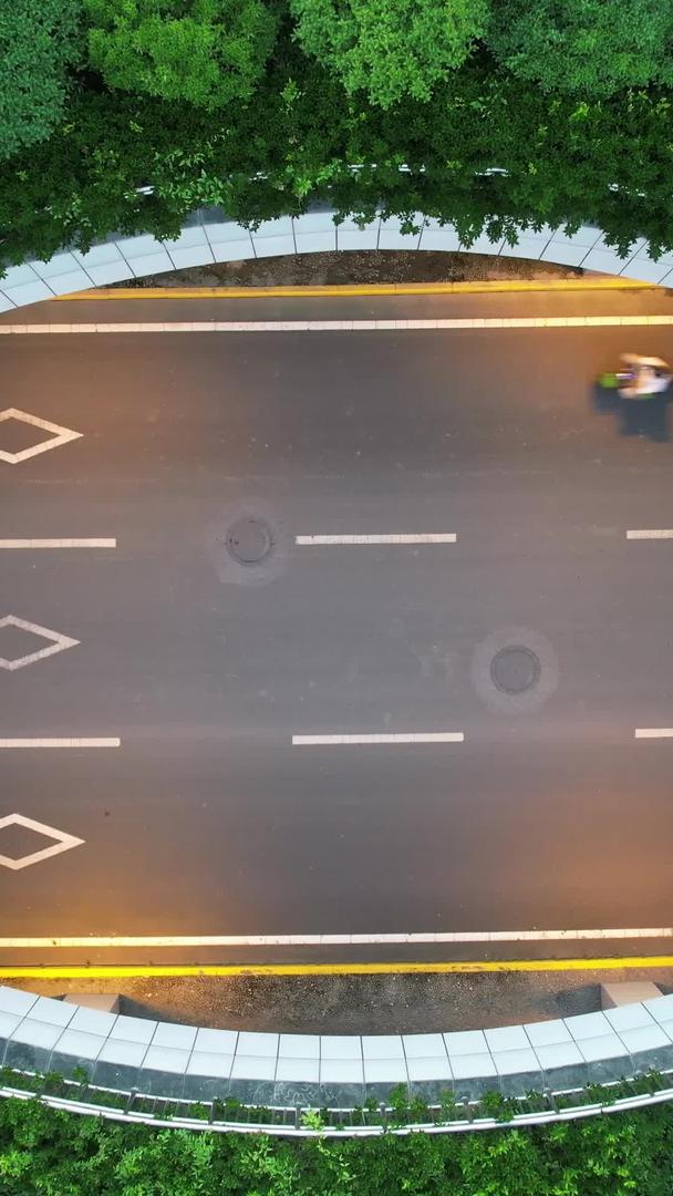 航拍城市夜间道路交通行驶中的汽车素材视频的预览图
