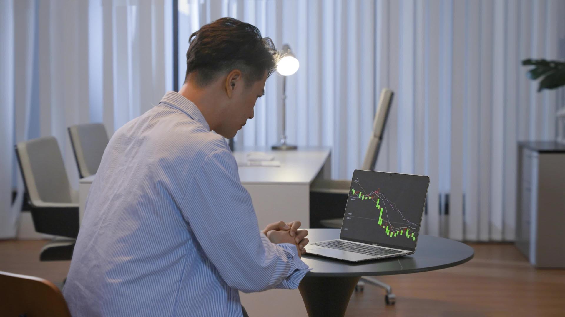 4k年轻人炒股看股市背影视频的预览图