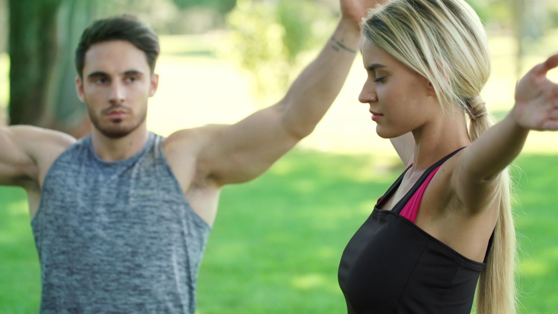 运动夫妇在户外锻炼时做瑜伽视频的预览图