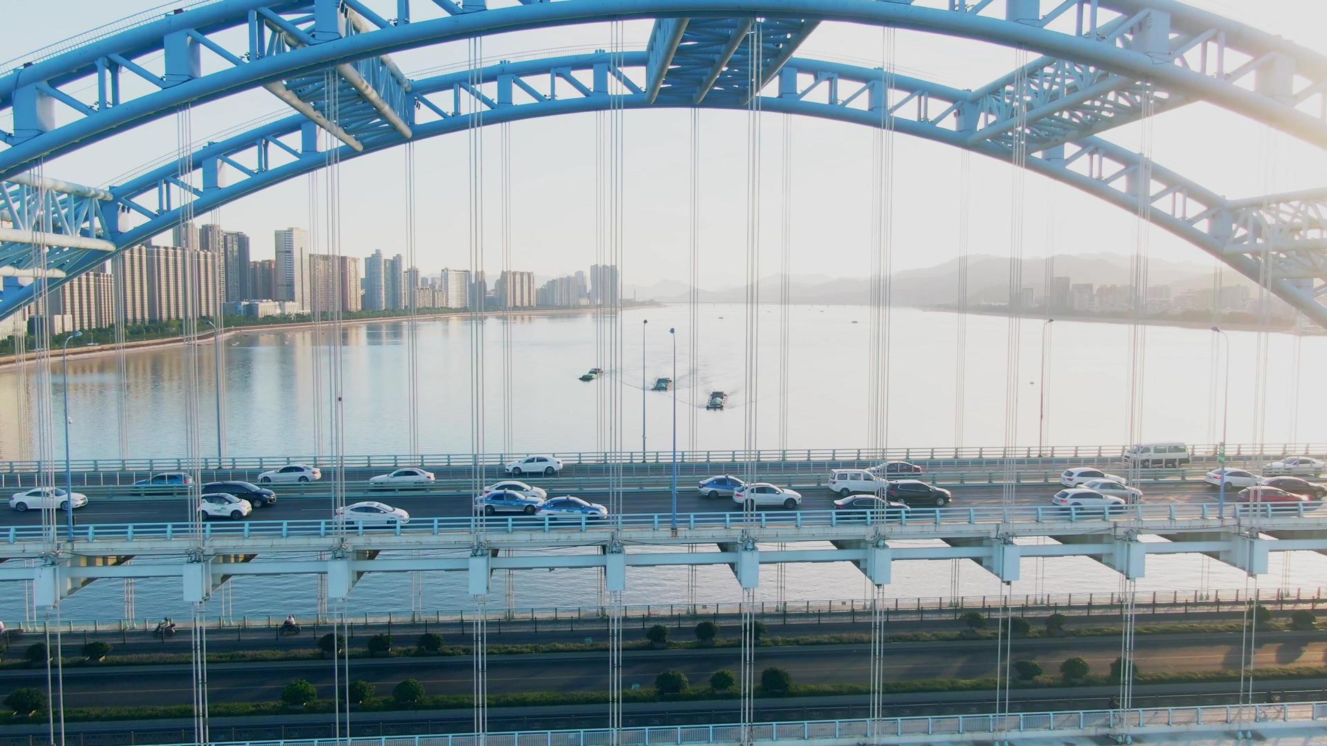 航拍杭州夕阳逆光下的复兴大桥车流视频的预览图
