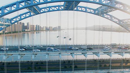 航拍杭州夕阳逆光下的复兴大桥车流视频的预览图