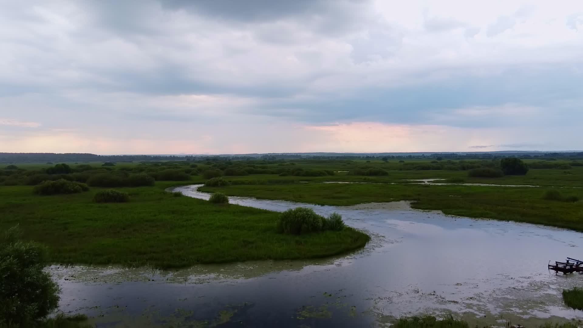 晚上下雨前风吹过一条微风的河流视频的预览图