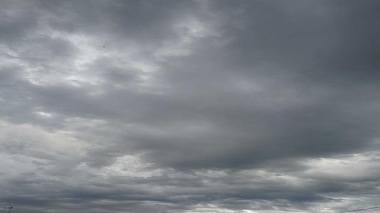 黑暗的天空暴风云暴风雨天气的戏剧性背景cloudscape快速通过飞行滚动移动的天堂多云的危险视频的预览图