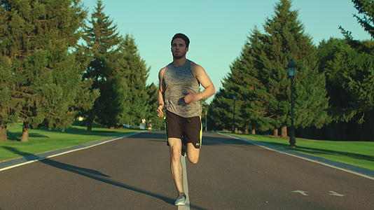 运动男子在夏天的公园里跑步而心室在户外训练视频的预览图