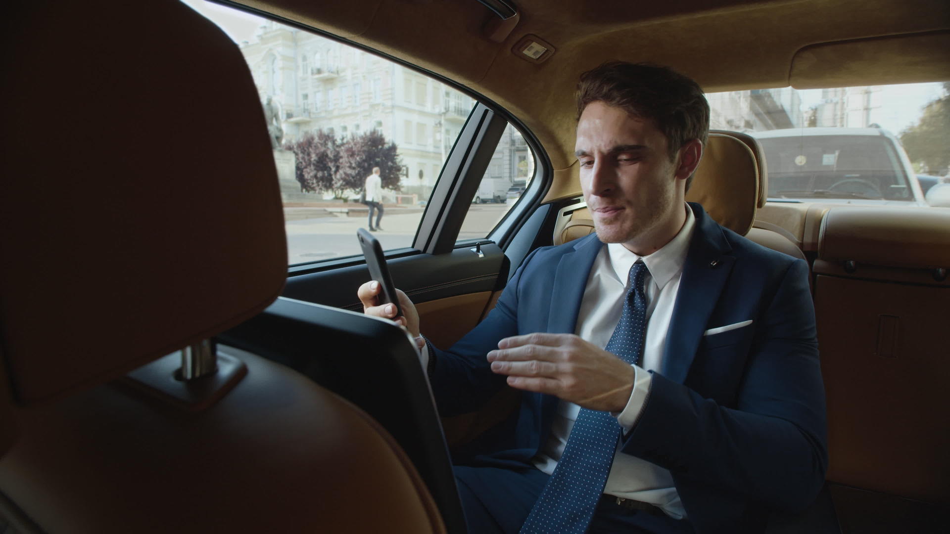 严肃的商人在现代汽车上用手机视频聊天视频的预览图