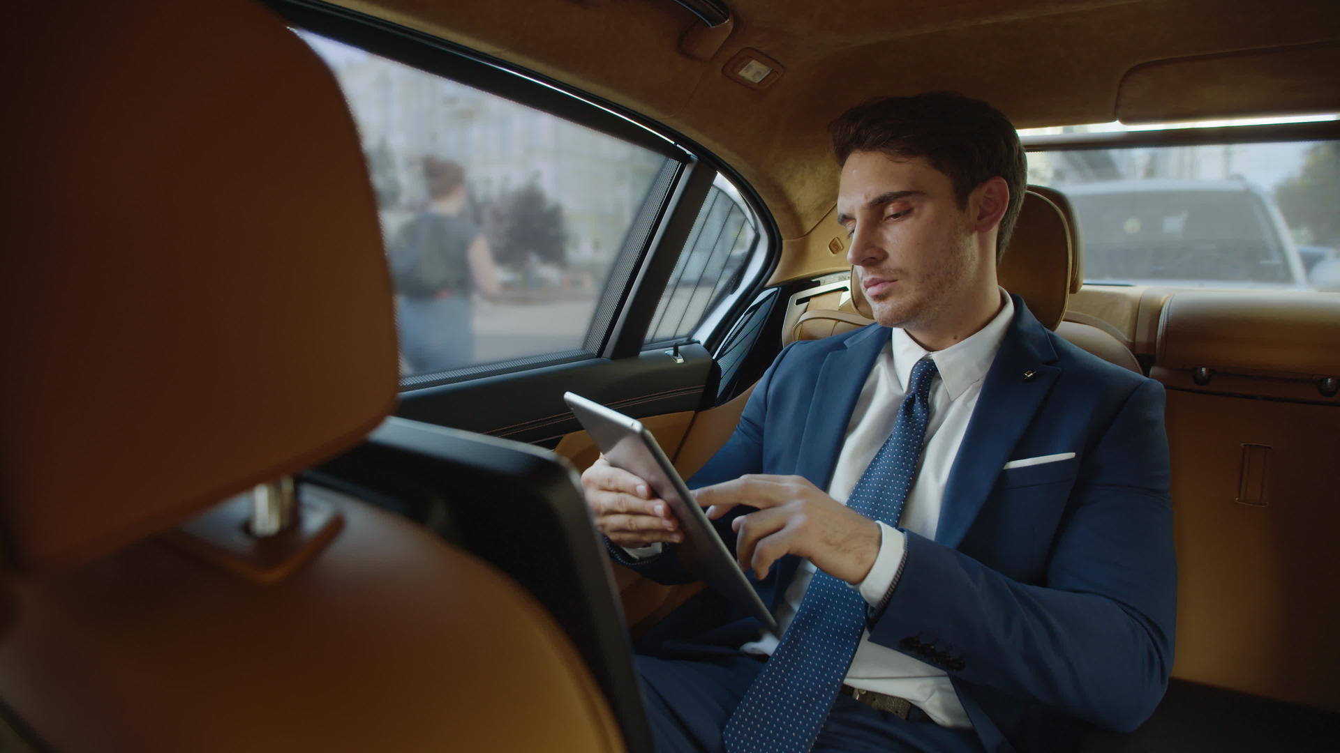 现代汽车中使用平板电脑的专业男性视频的预览图