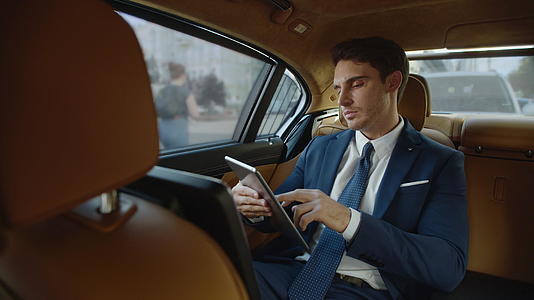 现代汽车中使用平板电脑的专业男性视频的预览图
