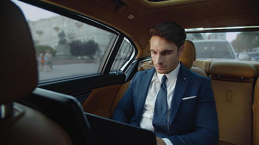 职业男性在现代汽车的笔记本电脑屏幕附近生气视频的预览图