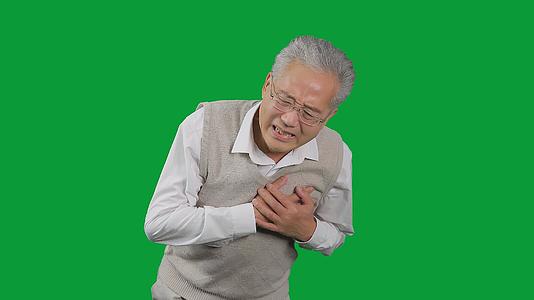 4K绿幕老年男性突发心脏疾病视频的预览图