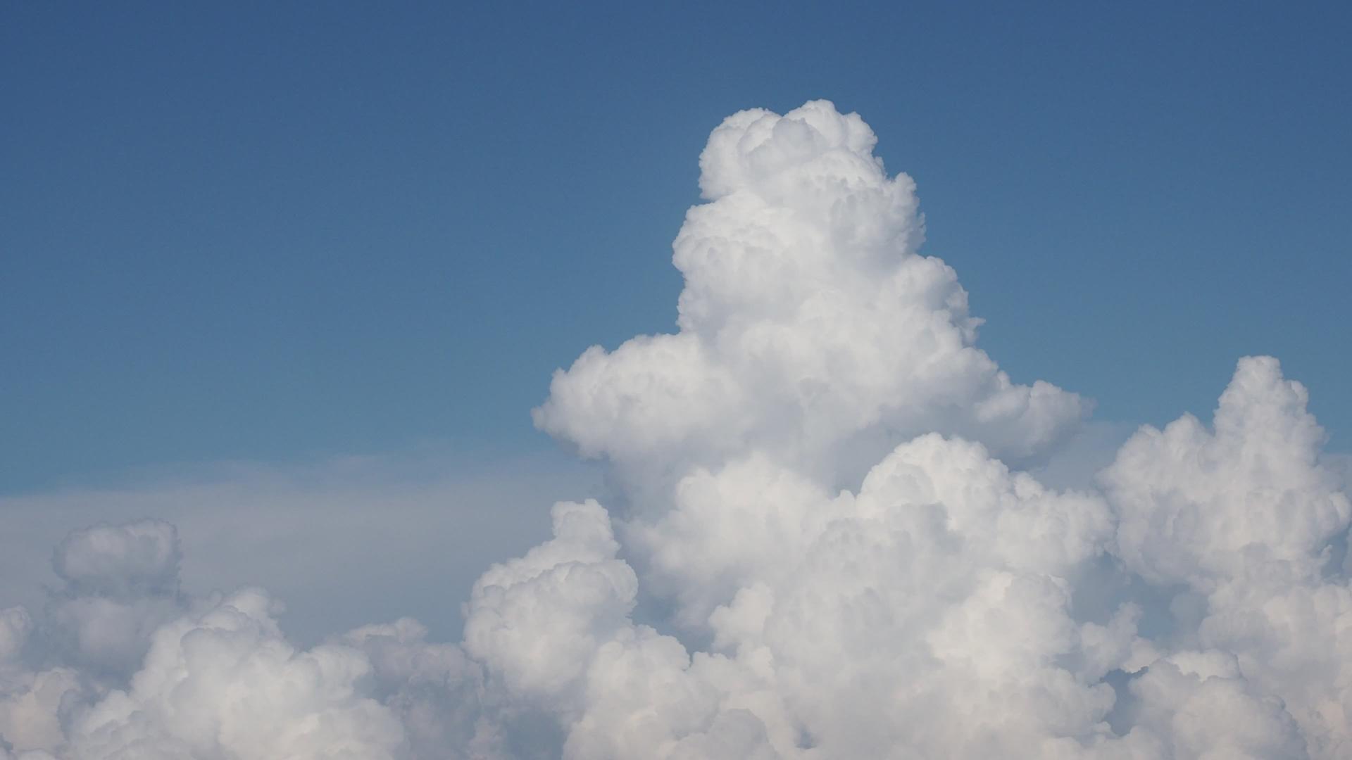 云彩来自飞机视频的预览图