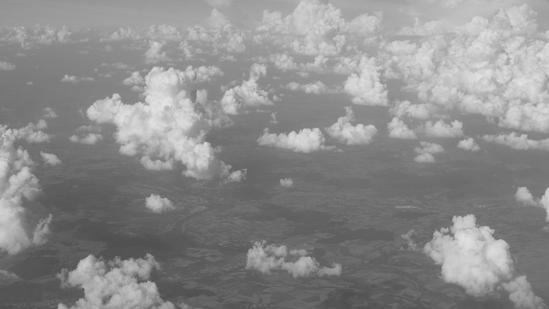 云彩来自飞机视频的预览图