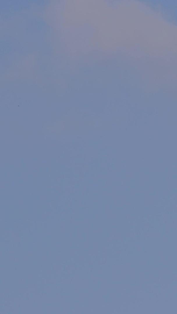慢镜头升级拍摄素材城市蓝天白云天空下游乐场高空惊险刺激跳楼机视频的预览图