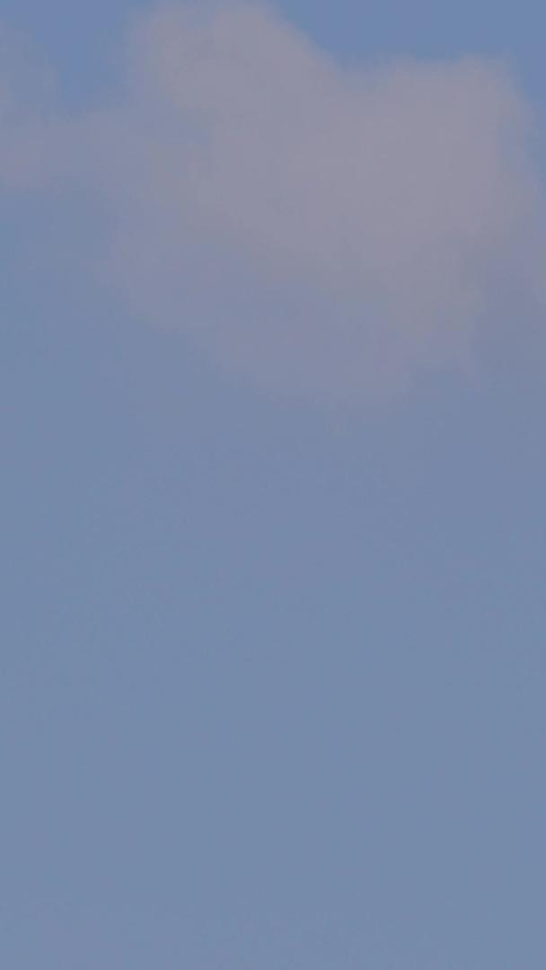 慢镜头升级拍摄素材城市蓝天白云天空下游乐场高空惊险刺激跳楼机视频的预览图