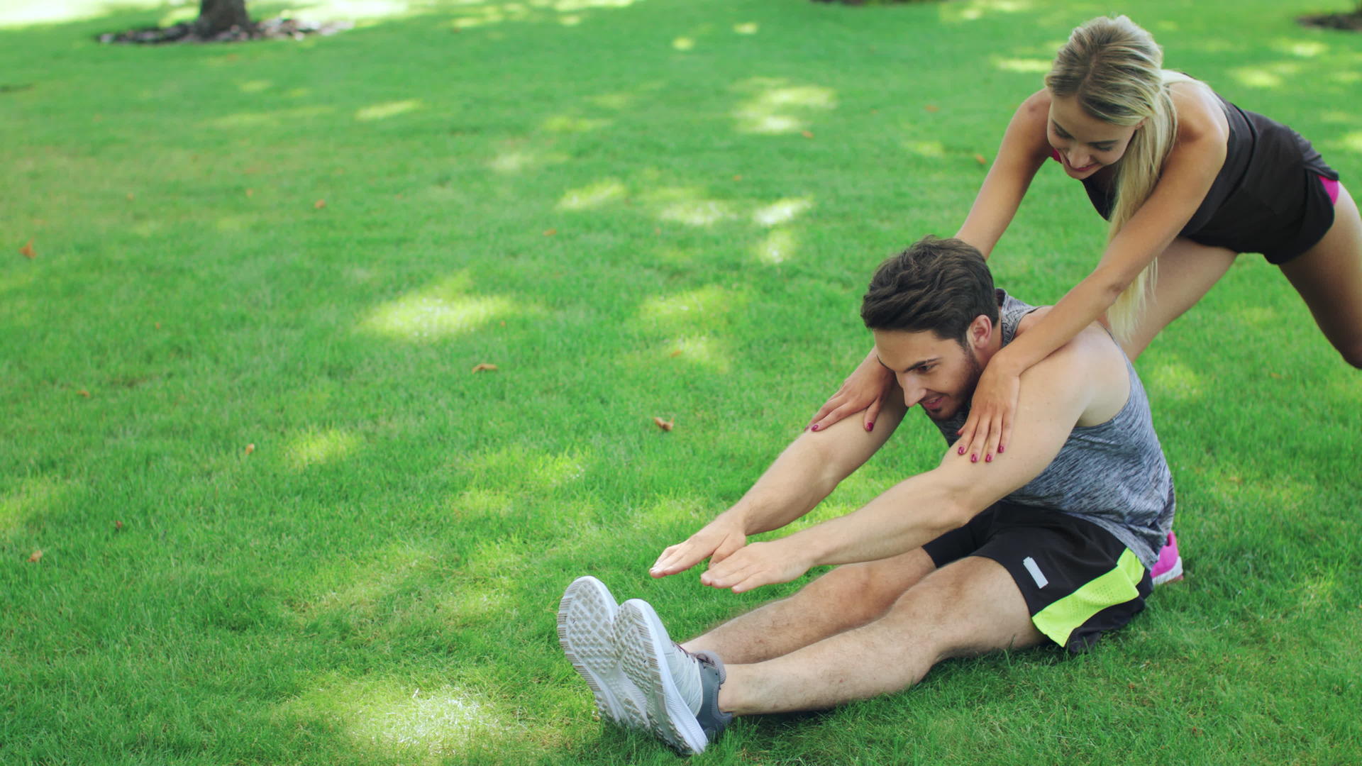 运动女性在户外健身前帮助男友视频的预览图