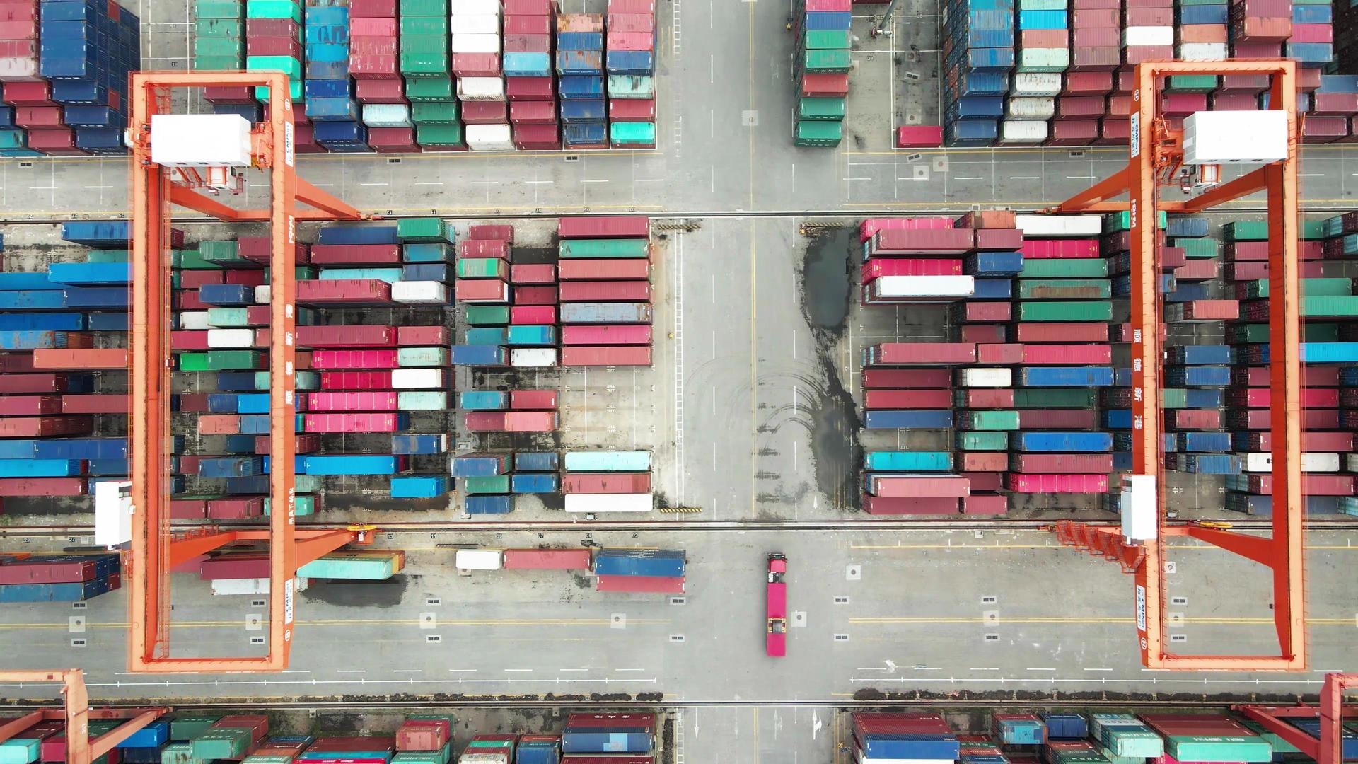 航拍货柜码头进出口贸易视频的预览图
