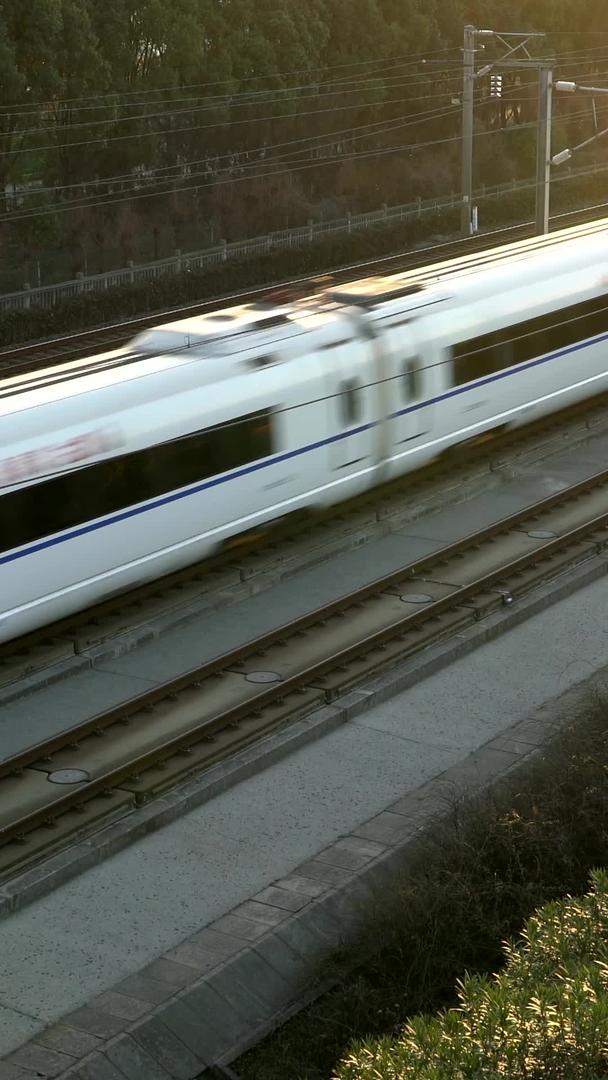 高速行驶中的和谐列车视频的预览图
