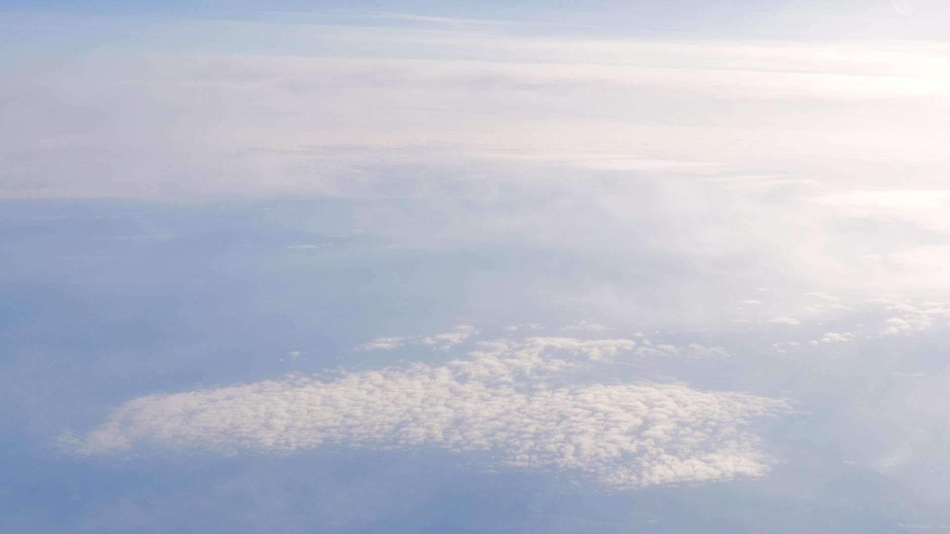 飞机云层在飞行中的变化视频的预览图