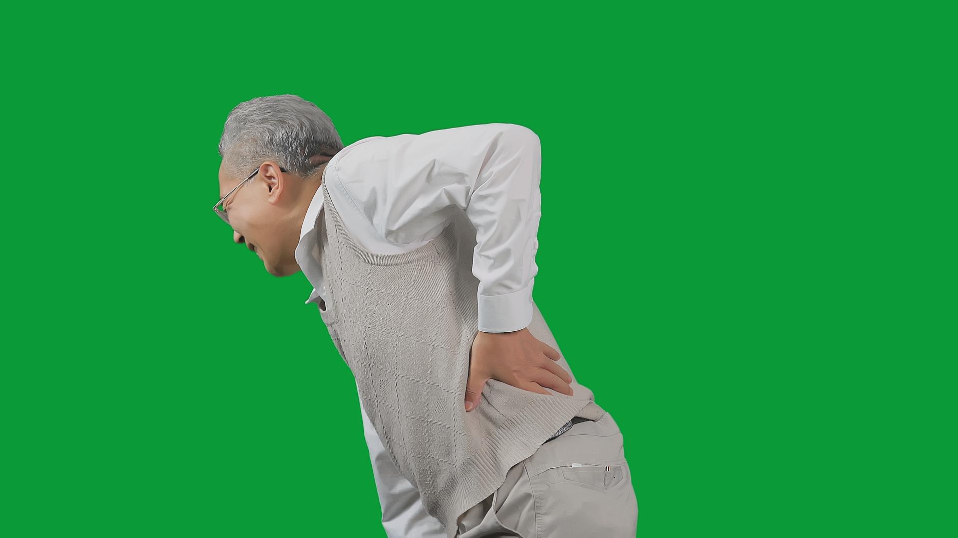 4K绿幕老年男性腰部疼痛视频的预览图
