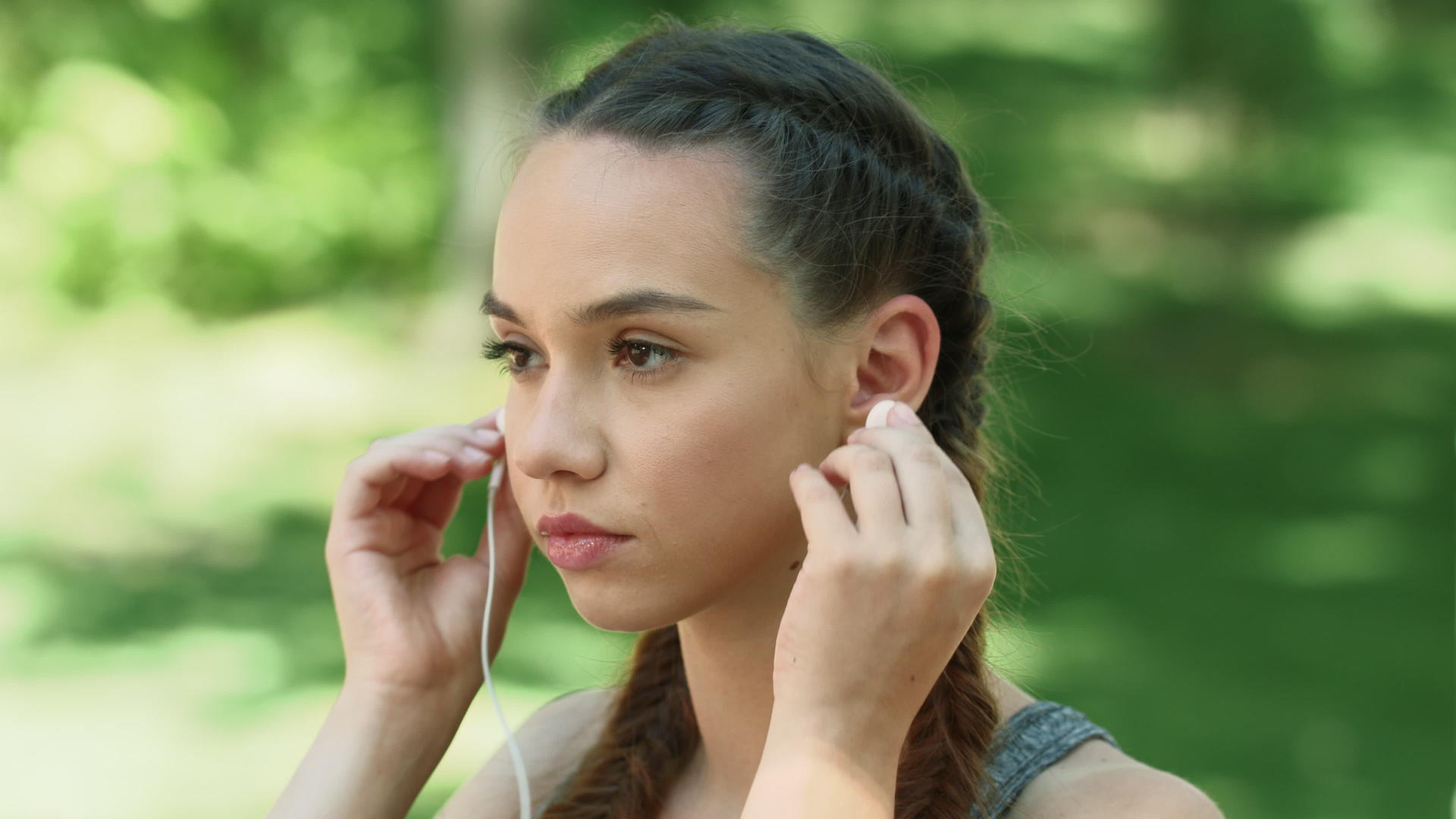 运动女性在户外锻炼时使用耳听器视频的预览图