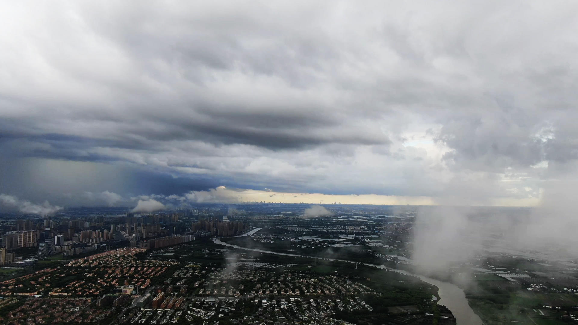 4K航拍台风暴雨云雾变化视频的预览图