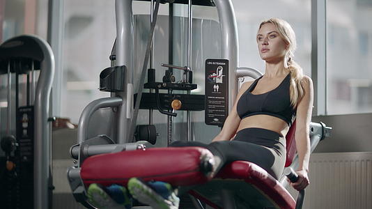 运动女性在健身机上锻炼腿部视频的预览图