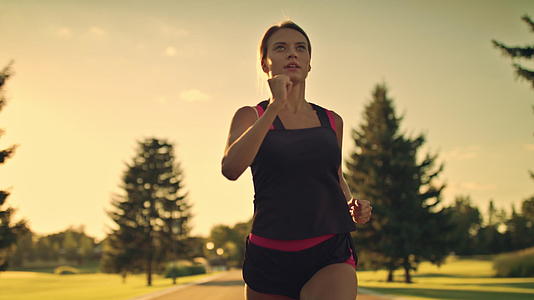 女运动员在日落时锻炼视频的预览图