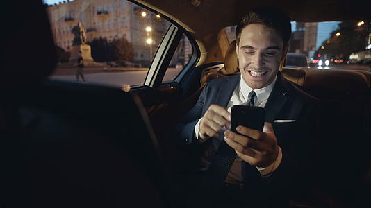 商务男用智能手机在车内视频聊天视频的预览图