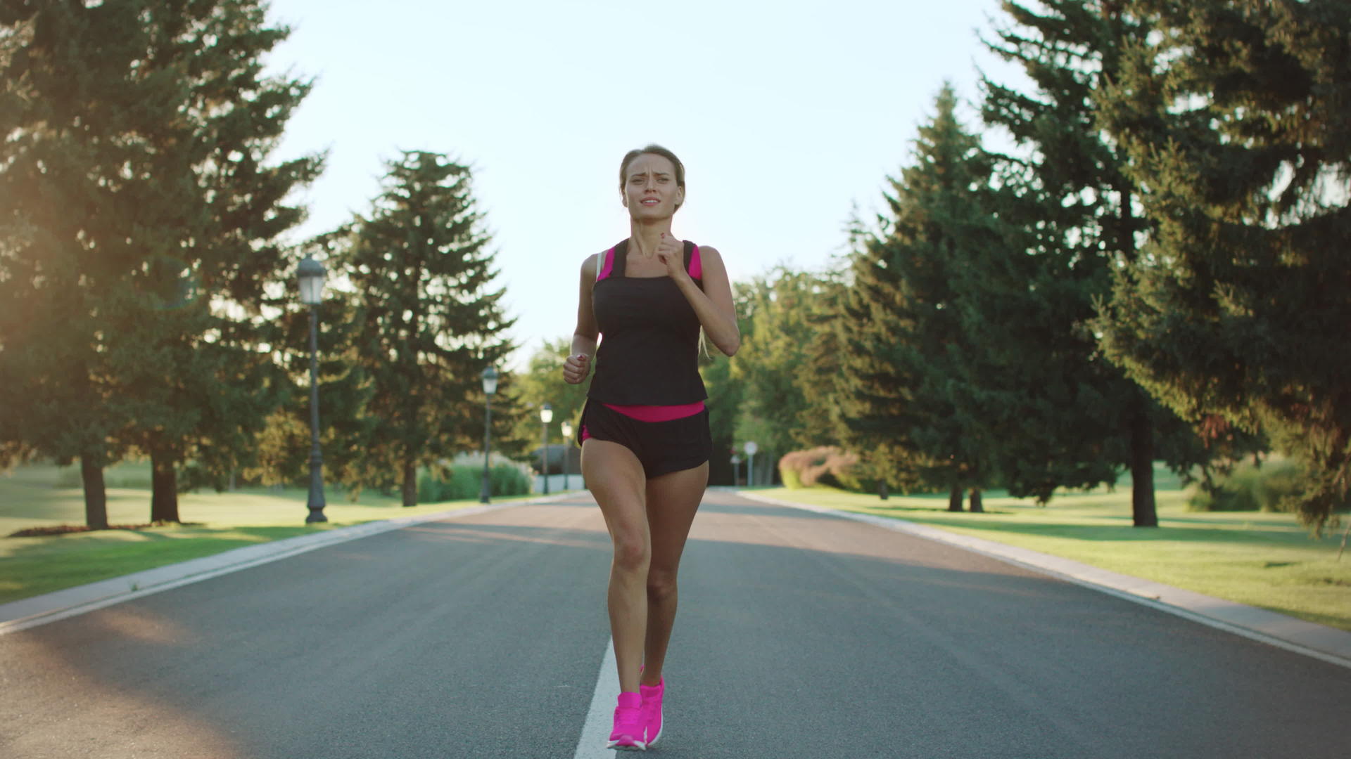 在公园里跑步的女运动员视频的预览图