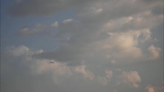 美丽的白云在滚动蓝天快速移动在黑暗的夏天视频的预览图