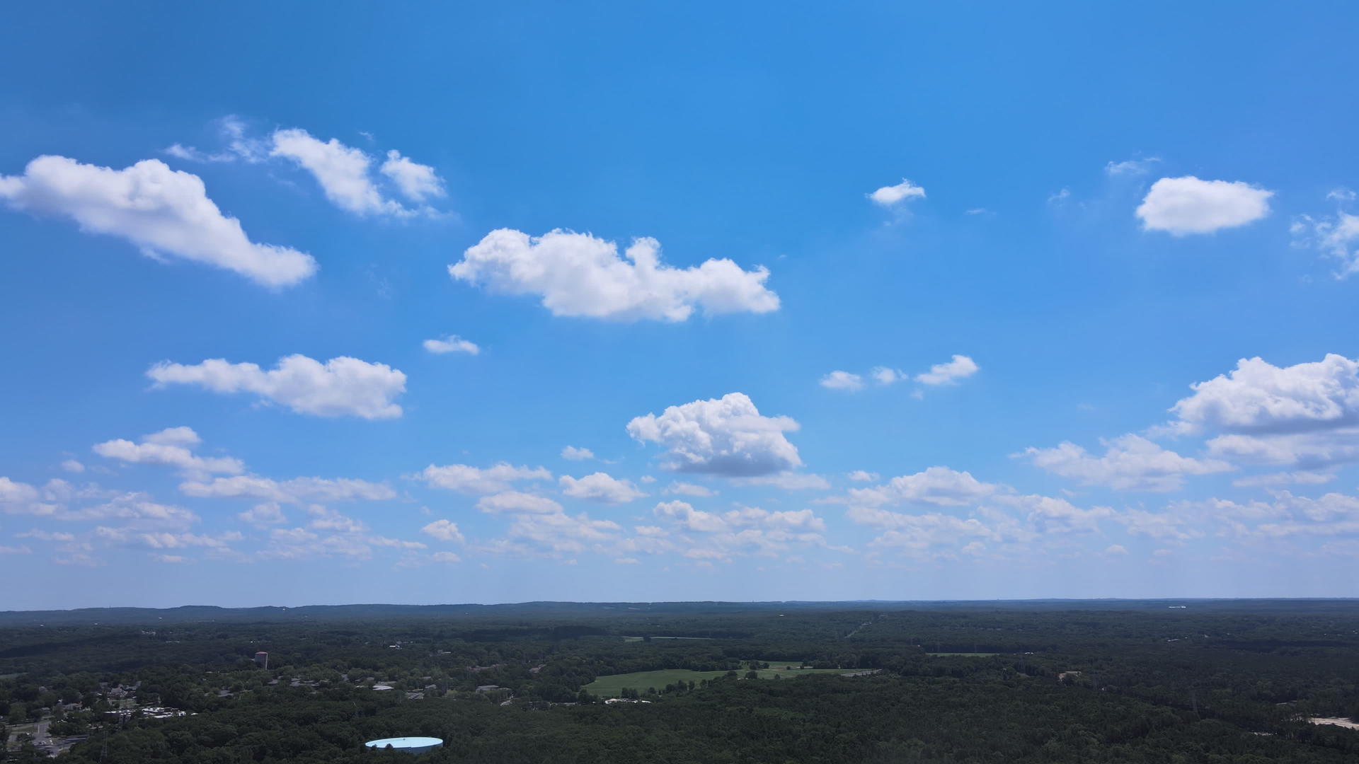 美丽的地平线放松了夏天明亮的蓝天cloudscape在游戏中时光倒流慢慢移动白云阳光明媚的早晨视频的预览图