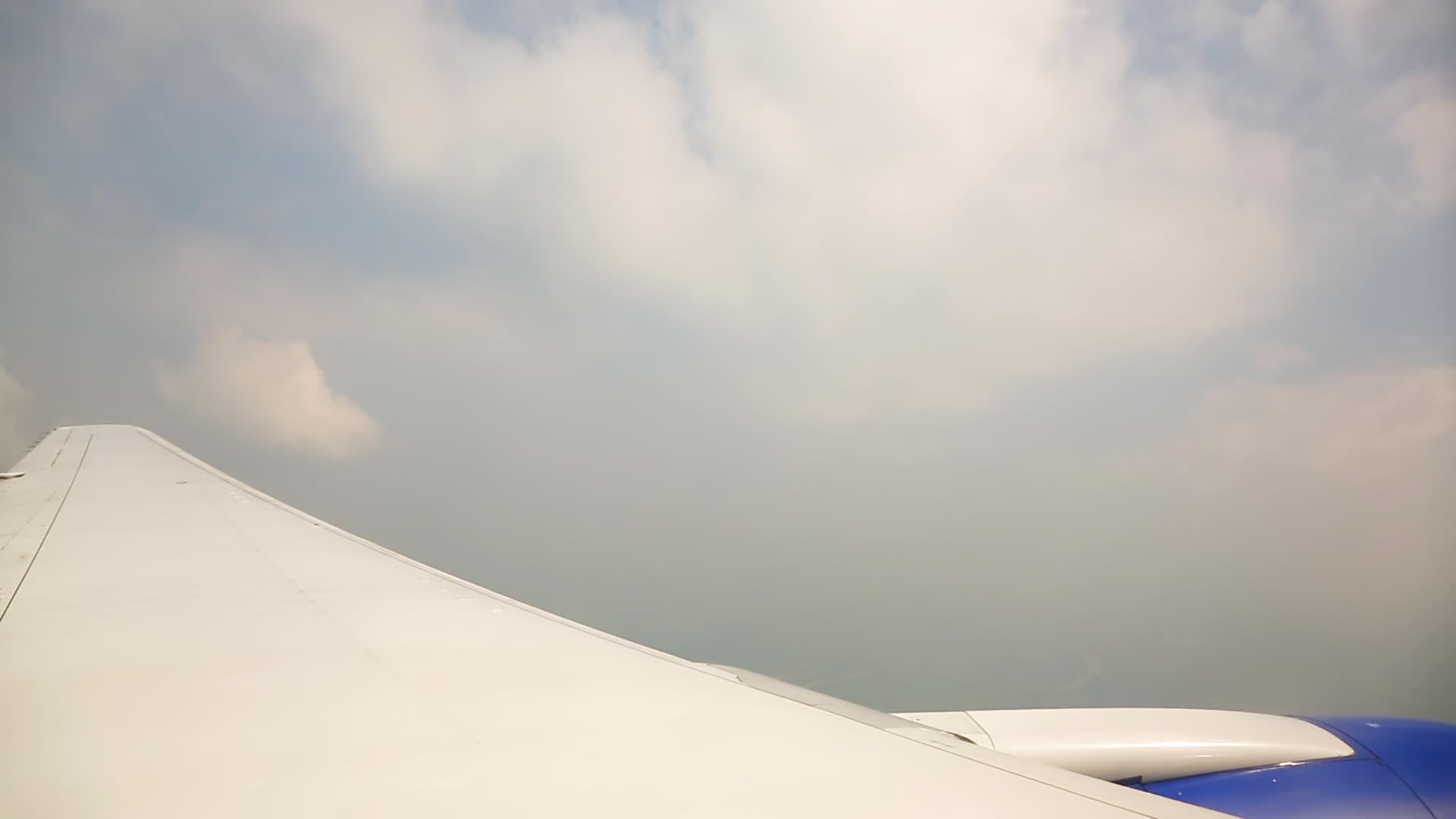云上飞机窗口的风景视频的预览图