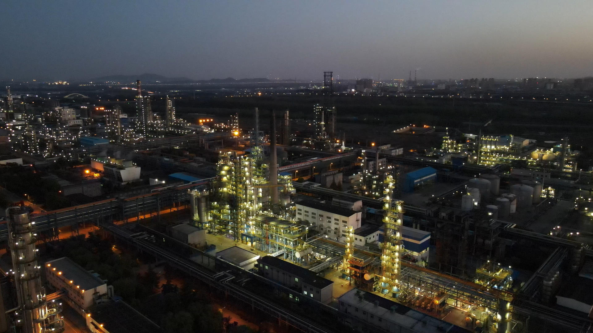 4k航拍南京江北新区化工厂夜景视频的预览图
