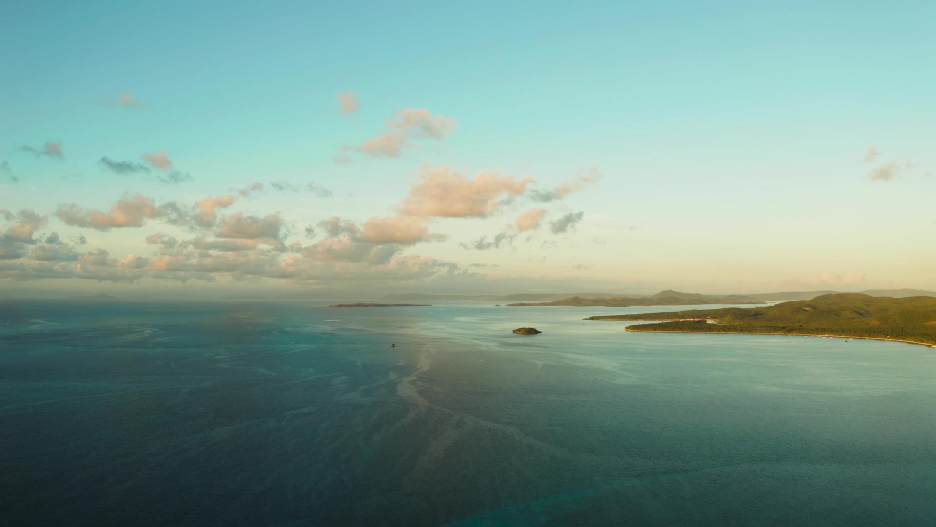 日出时在菲利平山的蓝海和白云视频的预览图
