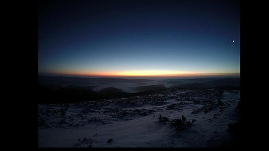 山上冬天的日出视频的预览图