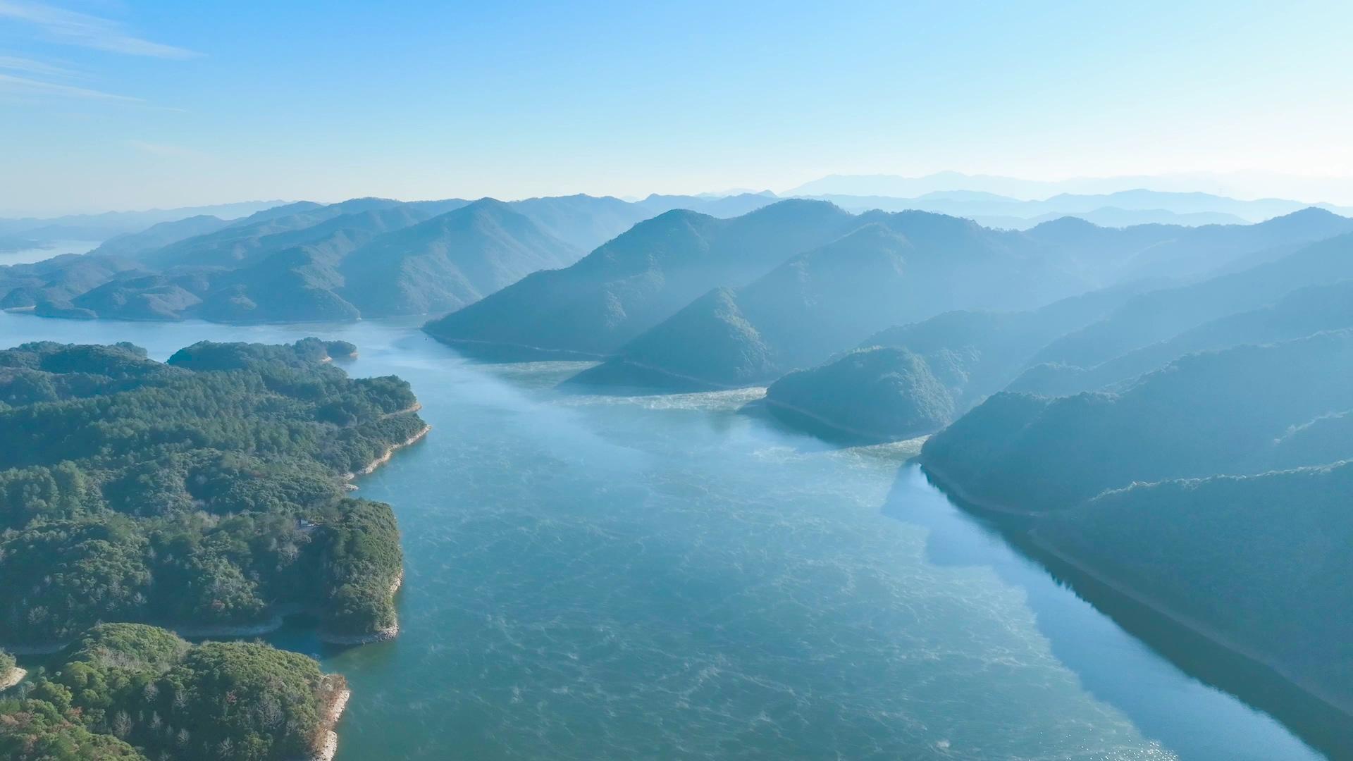 4K航拍山河风光峡谷河流湖面雾气腾腾自然风光自然视频的预览图