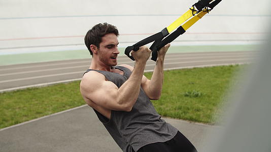 健身男子用健身绳锻炼视频的预览图