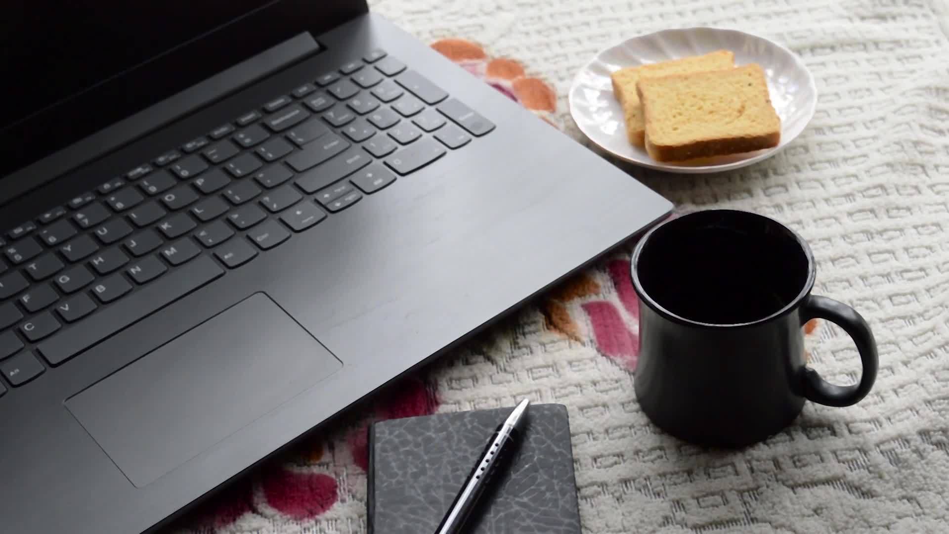 早上用笔记本电脑享用早餐咖啡视频的预览图