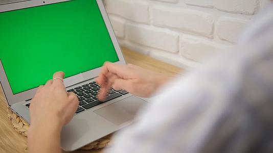 带绿屏的笔记本电脑视频的预览图